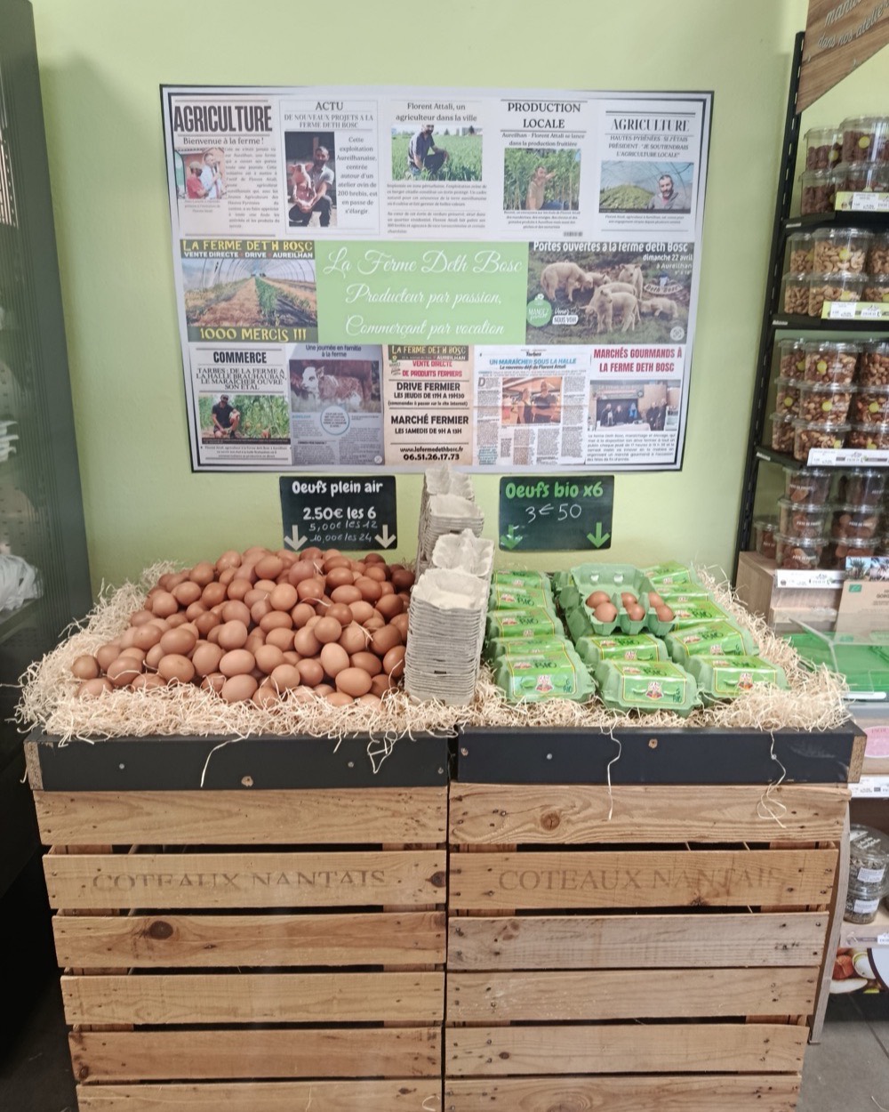 Les œufs et le panneau Agriculture du magasin