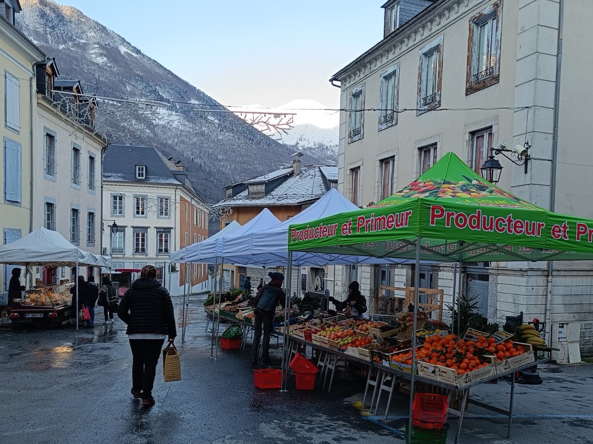 Notre étal au marché de Luz-Saint-Sauveur, en hiver