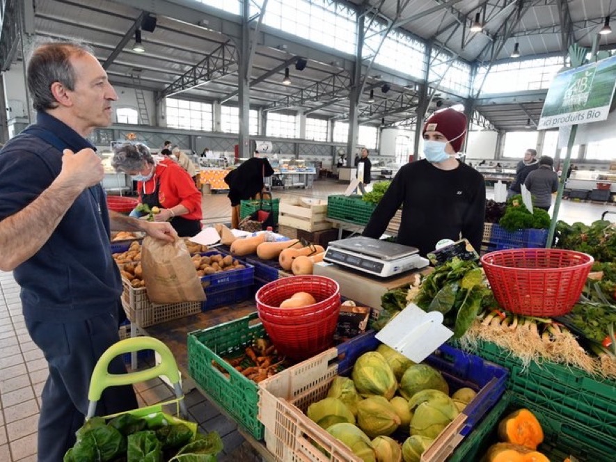 Notre étal au marché de Marcadieu, sous la halle de Tarbes
