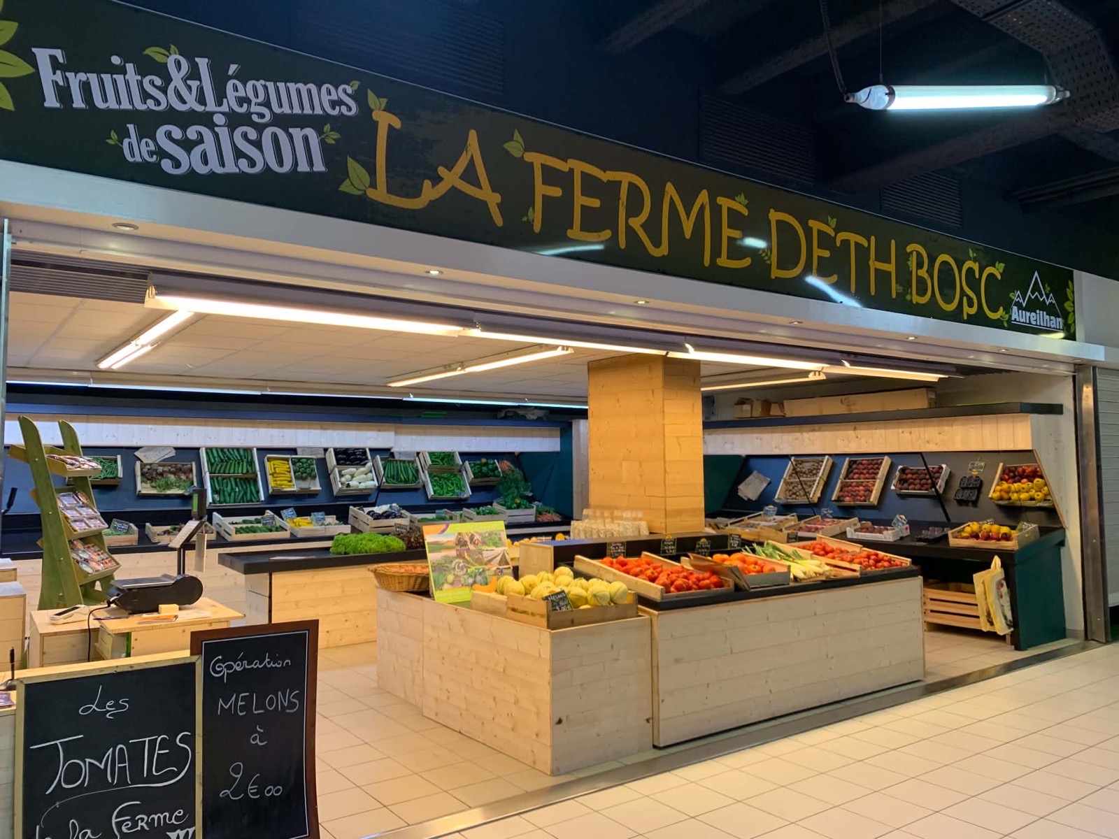 Notre étal sous la halle Brauhauban, avec l’enseigne La Ferme Deth Bosc
