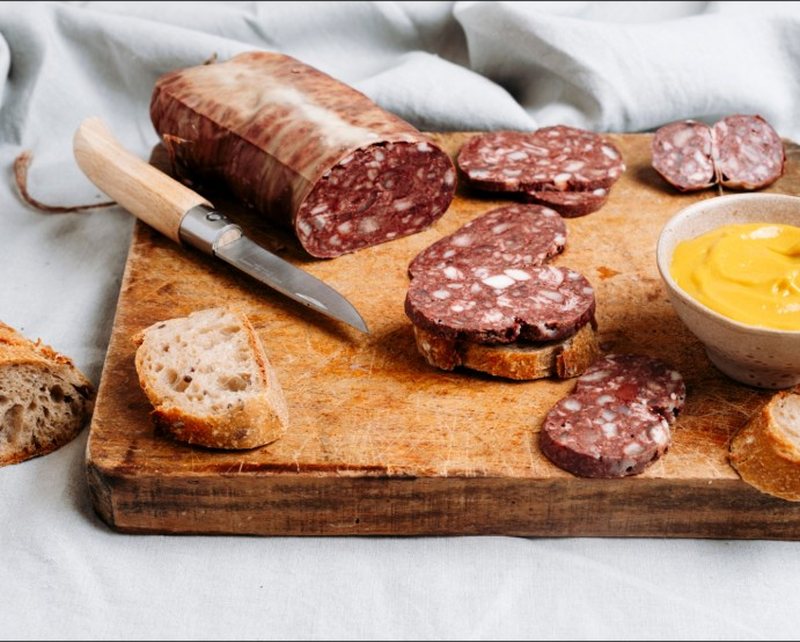 Boudin artisanal béarnais tranché sur une planche