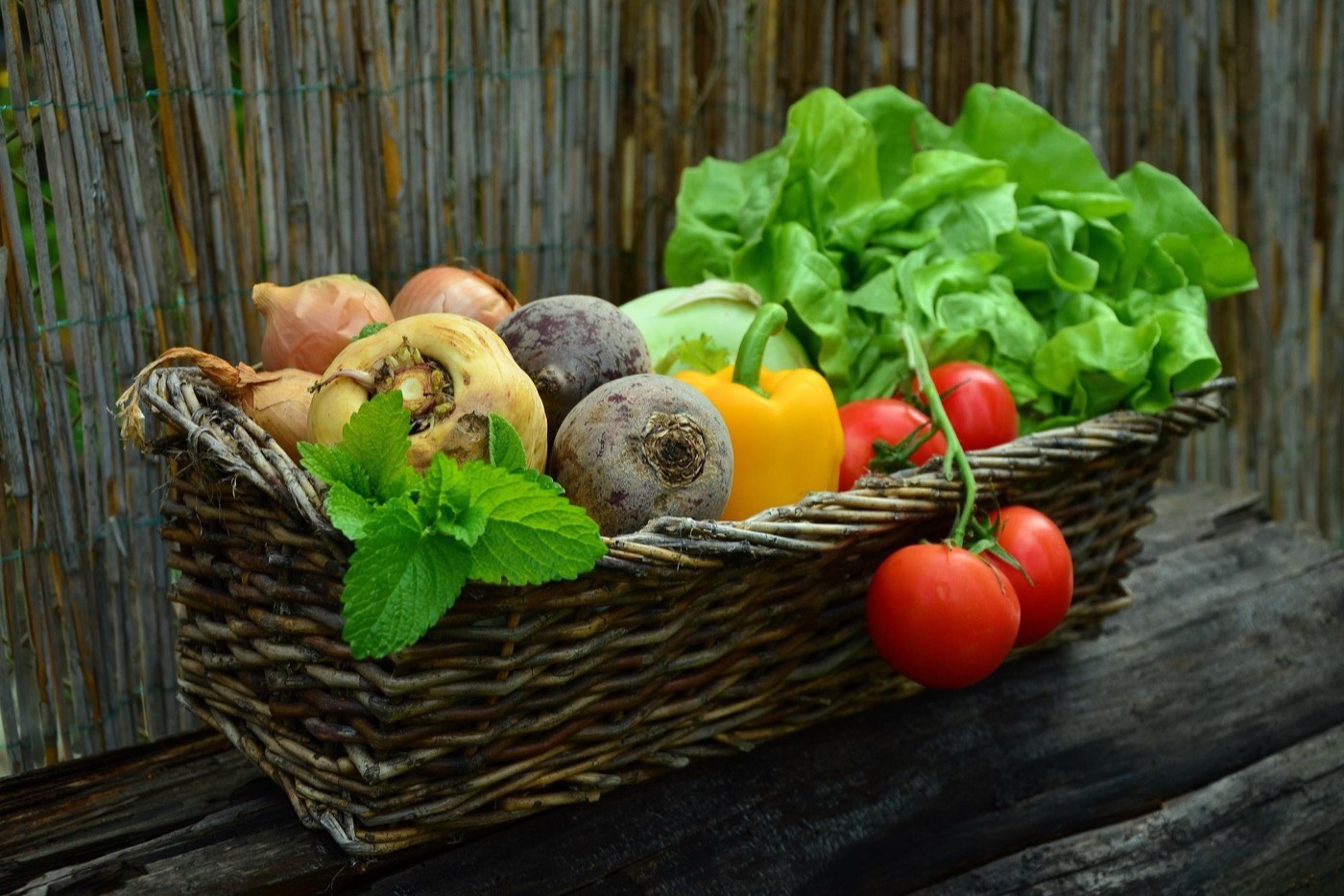 Corbeille garnie de fruits et de légumes